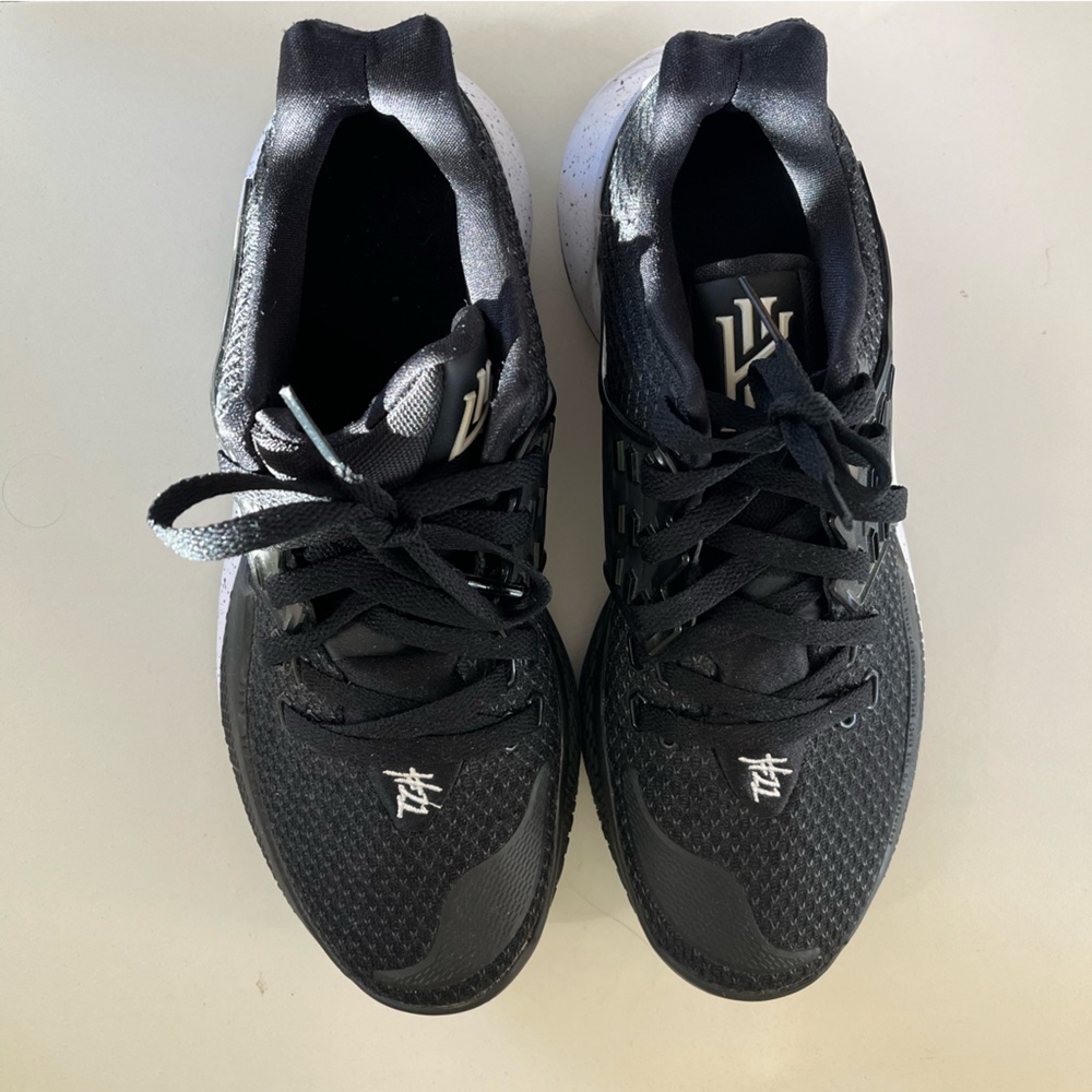 kyrie 2 low black and white